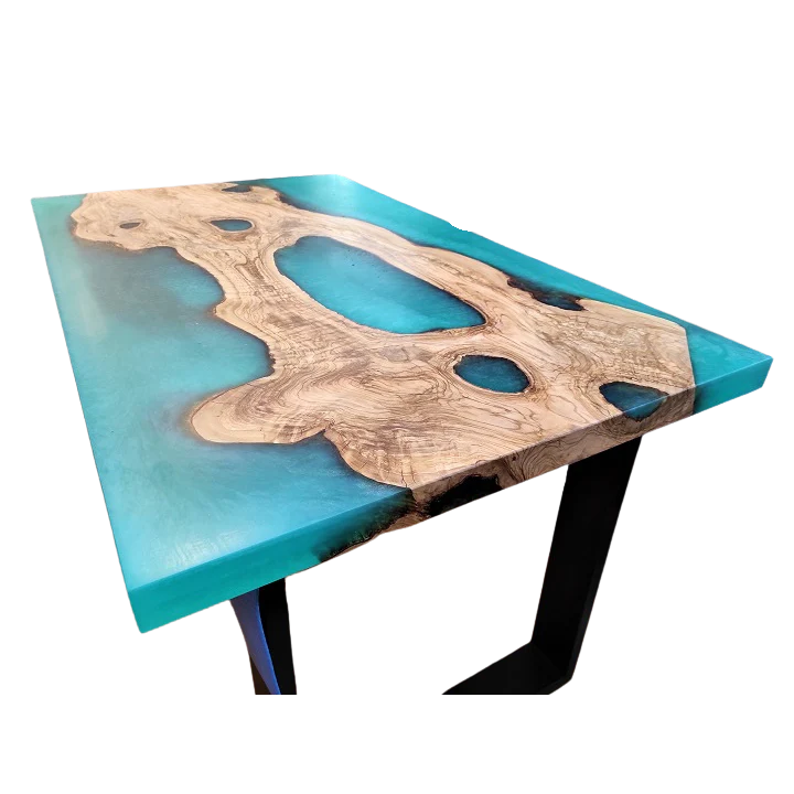 Artigiani italiani al lavoro sulle creazioni in resina e legno di ArtResinProject