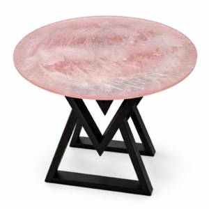 Tavolino rotondo in resina rosa perlata con gambe in metallo nero a V