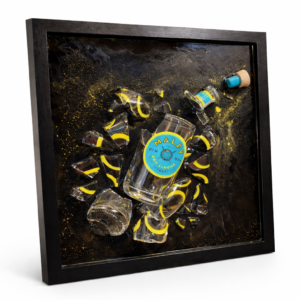 Quadro in resina con bottiglia Malfy Gin e vetro esploso su sfondo nero oro