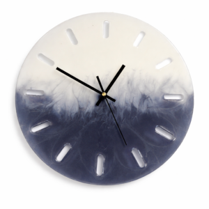 Orologio da parete rotondo in resina bianco e blu con indici intagliati